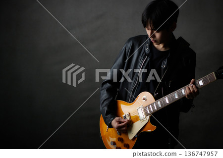 年輕男音樂家現場表演 年輕男音樂家現場表演 136747957