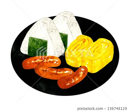 一組飯糰、玉子燒（煎蛋捲）和香腸。手繪水彩插圖。 136748129