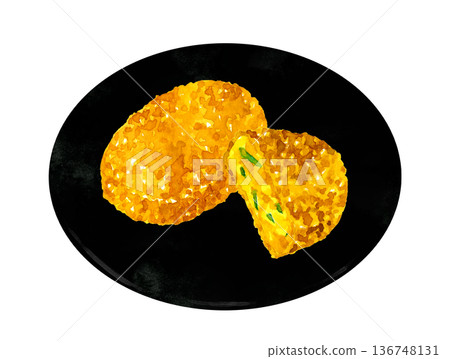 盛放在盤子裡的南瓜丸子。手繪水彩食物插畫。 136748131