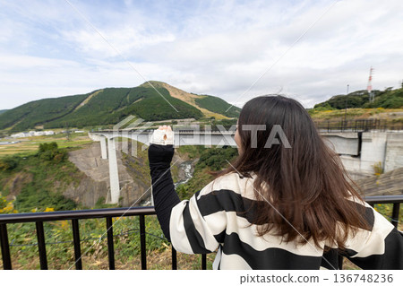 一個刷頭髮的女人 136748236