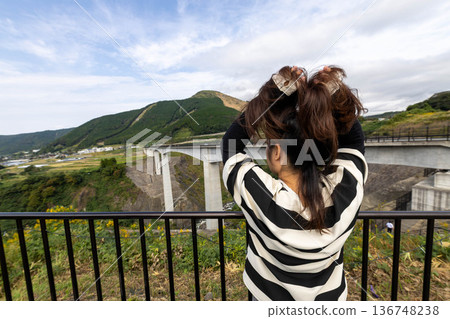 一個刷頭髮的女人 136748238