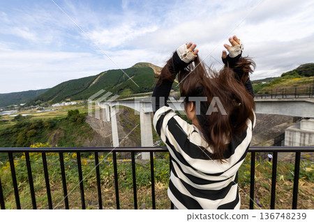 一個刷頭髮的女人 136748239