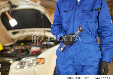 汽車修理工正在引擎蓋下修理。 136748654