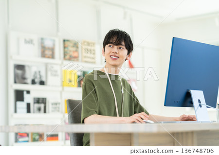 工作在辦公室的一個年輕工程師人 136748706