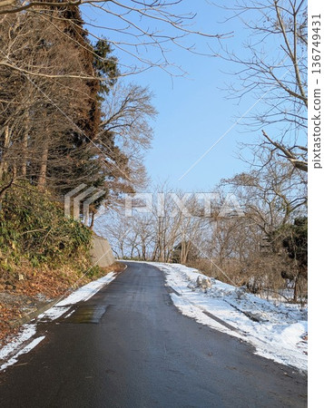 狹窄的道路（冬季） 136749431