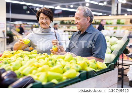 husband and wife choose quality pepper 136749435
