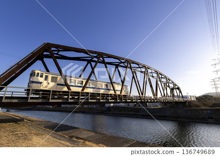 築保本線上的列車正駛過橫跨保滿江的鐵路橋 136749689