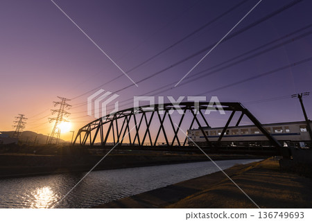 夕陽西下,築保本線上的列車駛過橫跨保滿川的鐵路橋。 夕陽西下,築保本線上的列車駛過橫跨保滿川的鐵路橋。 136749693