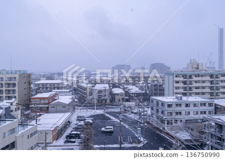 白雪皚皚的城市景觀 136750990