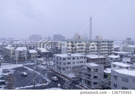 Snow-covered cityscape 136750991