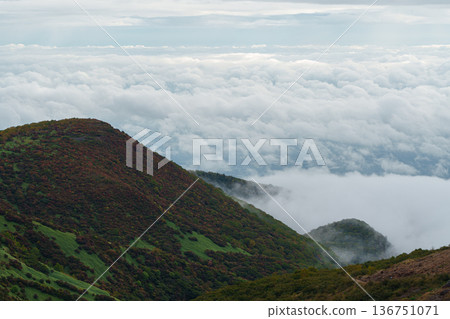 從那須山眺望雲海和奧日光山脈。 從那須山眺望雲海和奧日光山脈。 136751071