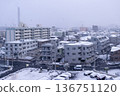 Snow-covered cityscape 136751120