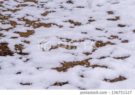 零星的積雪和地面圖案 136751127