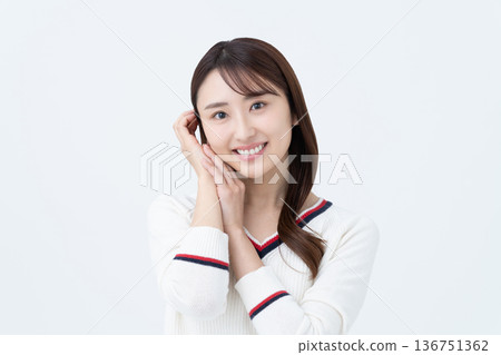 年輕女性的美麗 年輕女性的美麗 136751362