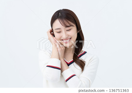 年輕女性的美麗 年輕女性的美麗 136751363