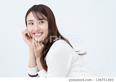 年輕女性的美麗 年輕女性的美麗 136751369