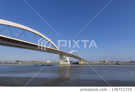 築後川上的有明海岸道路上的有明築後川大橋 136751729