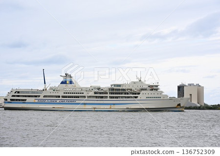 Sado Kisen car ferry sailing through Niigata Port (Niigata City, Niigata Prefecture) Sado Kisen car ferry sailing through Niigata Port (Niigata City, Niigata Prefecture) 136752309