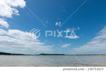 沖繩平靜的海與蔚藍的天空 136752823