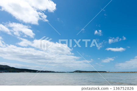 沖繩平靜的海與蔚藍的天空 136752826