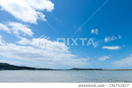 沖繩平靜的海與蔚藍的天空 136752827