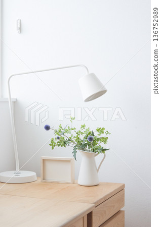 明亮的房間，配有木桌和盆栽植物。 136752989