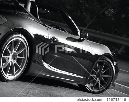 閃亮的黑色敞篷車 136753446