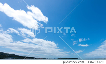 沖繩平靜的海與蔚藍的天空 136753470