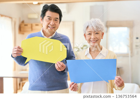 亞洲老年夫妻互發訊息 136753564