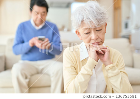 憂心忡忡的亞洲老年婦女和她無憂無慮的丈夫 136753581