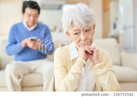 憂心忡忡的亞洲老年婦女和她無憂無慮的丈夫 136753582