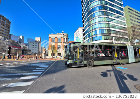Aichi Prefecture: SRT, a new road transport system running on Nayabashi Bridge in Nagoya City 136753828