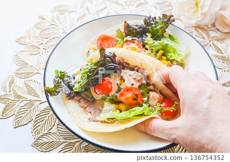 Cactus wrap 136754352