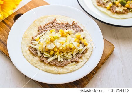 製作玉米餅 136754360