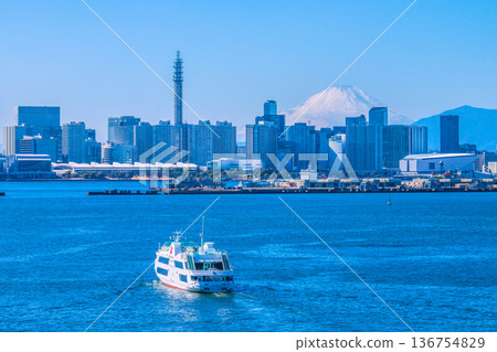 日本橫濱城市景觀:罕見新奇的景色。富士山、Marine Rouge購物中心、港未來購物中心、K Arena等景點盡收眼底。 日本橫濱城市景觀:罕見新奇的景色。富士山、Marine Rouge購物中心、港未來購物中心、K Arena等景點盡收眼底。 136754829