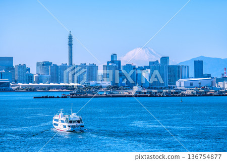 日本橫濱城市景觀:罕見新奇的景色。富士山、Marine Rouge購物中心、港未來購物中心、K Arena等景點盡收眼底。 日本橫濱城市景觀:罕見新奇的景色。富士山、Marine Rouge購物中心、港未來購物中心、K Arena等景點盡收眼底。 136754877