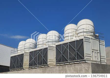 Large air conditioning compressor chiller unit on commercial building rooftop, HVAC cooling system equipment installation, industrial ventilation technology for climate control in urban architecture. 136754911