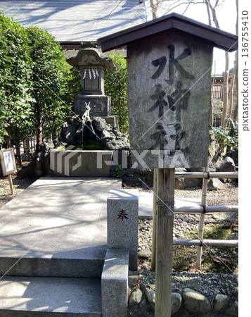The sacred water pumping area of Mizujinja Shrine in the grounds of Okunitama Shrine in Fuchu City 136755410