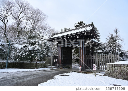 寺町禦門（京都御苑）的雪景 136755606