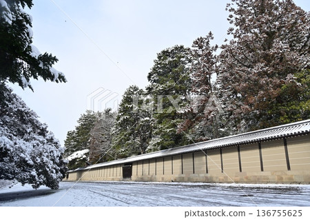 Earthen walls and snowy scenery (Kyoto Gyoen) 136755625