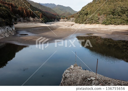 二月份,當土積池水位急劇下降時,池底裸露出來。 二月份,當土積池水位急劇下降時,池底裸露出來。 136755656