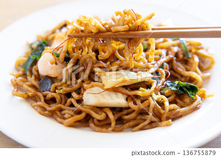 用筷子吃美味的上海炒麵 用筷子吃美味的上海炒麵 136755879