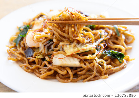 用筷子吃美味的上海炒麵 136755880