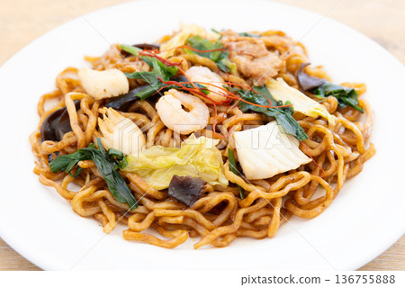 Delicious Shanghai fried noodles Delicious Shanghai fried noodles 136755888