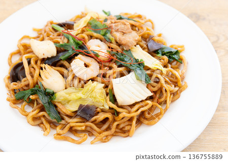 Delicious Shanghai fried noodles Delicious Shanghai fried noodles 136755889