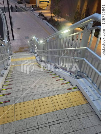 一座配備感應燈的人行天橋,確保夜間安全 一座配備感應燈的人行天橋,確保夜間安全 136755941