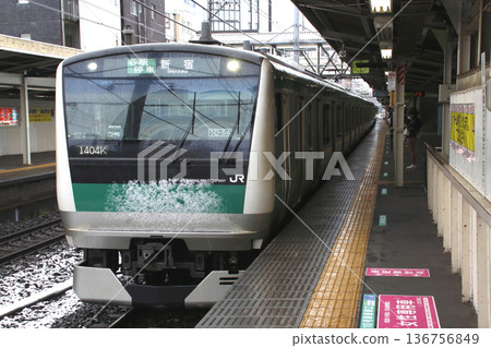[JA] Saikyo Line E233 series train arriving at Jujo Station in winter 136756849