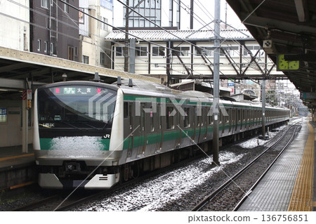 【JA】冬季，埼京線E233系列車從十站駛出 136756851