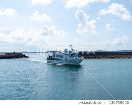 一艘渡輪抵達宮古島市大上島港口 136759606