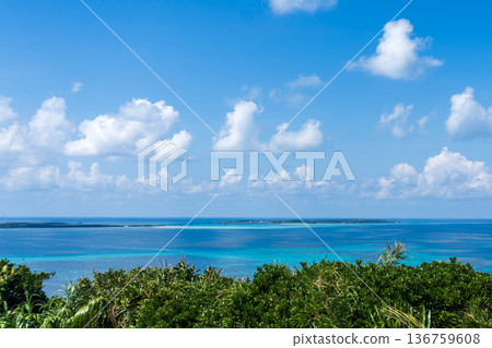 從宮古島市大上島的觀景台上看到的景色 136759608